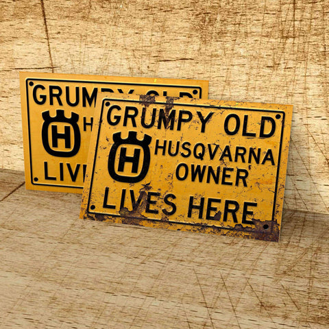 GRUMPY OLD HUSKY OWNER LIVES HERE SIGN